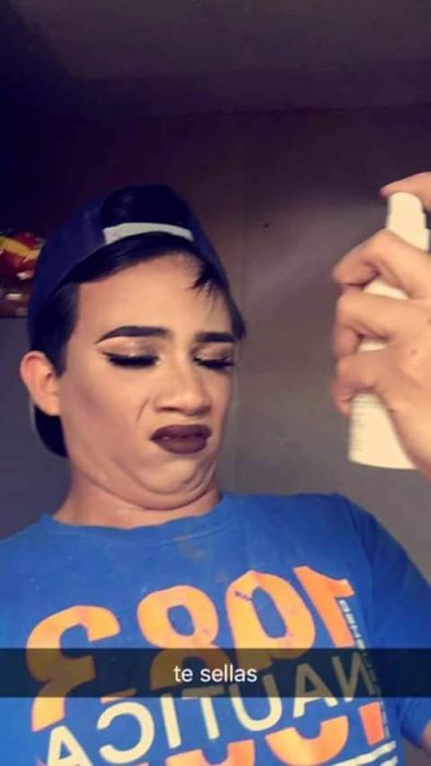 Chico realizando un totorial de maquillaje con capturas de snapchat 