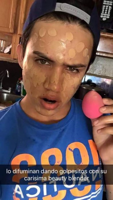 Chico realizando un totorial de maquillaje con capturas de snapchat 