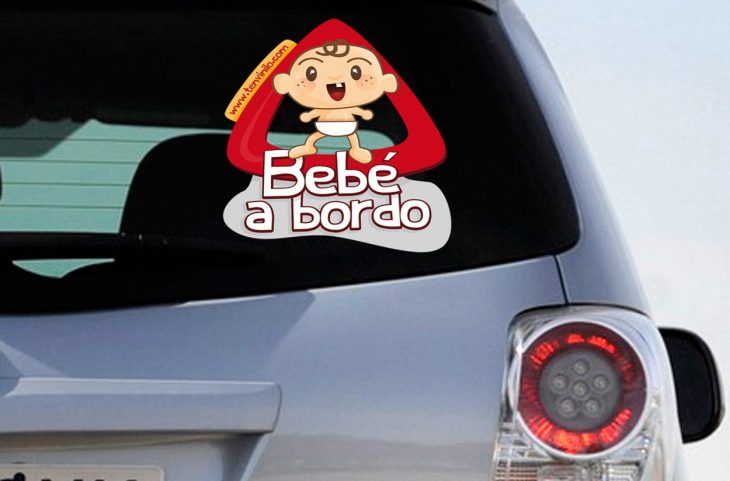 coche con sticker de bebe a bordo