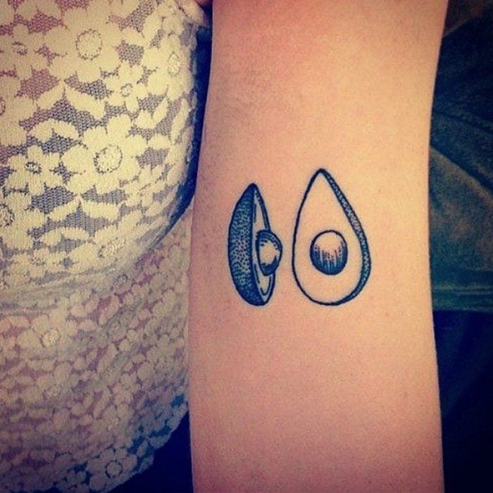 tatuaje de aguacate en un brazo 