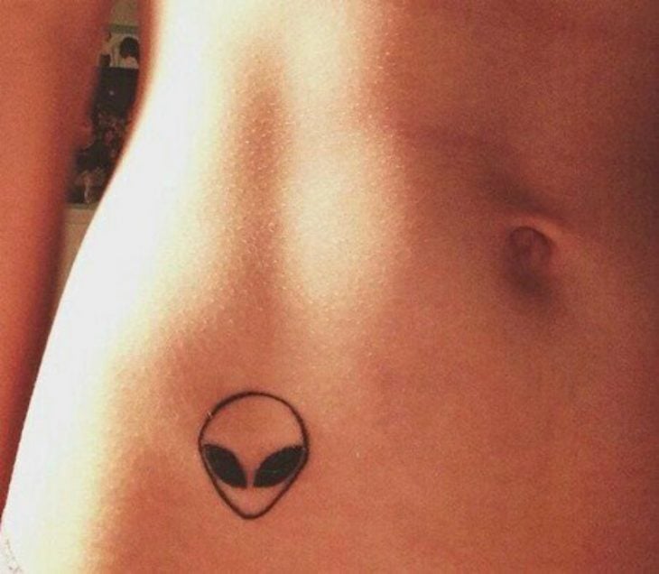 tatuaje de alien en la cadera 
