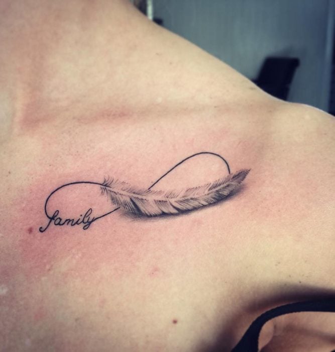 Tatuaje del símbolo de infinito, una pluma y la palabra familia. 