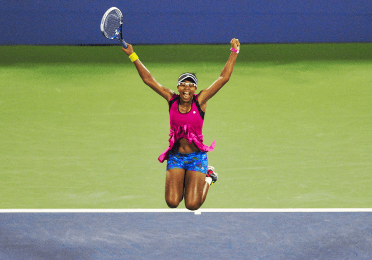 La tenista Victoria Duval saltando de felicidad. 