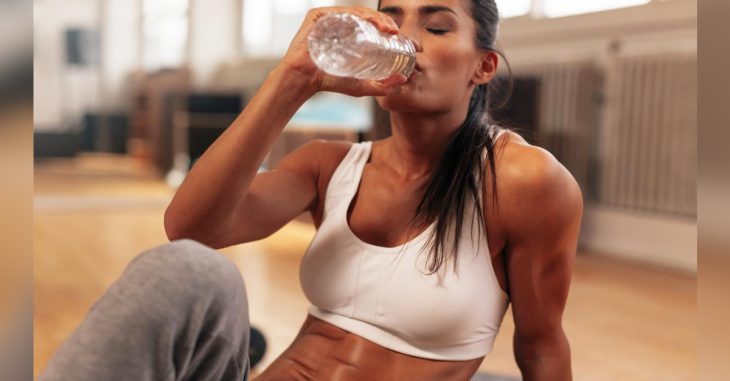 Estudio asegura que sí existe relación entre tu consumo de agua y tu masa corporal