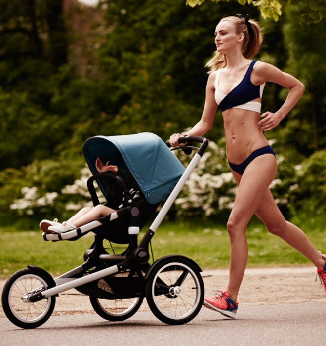 Mujer corriendo y paseando a su hijo. 