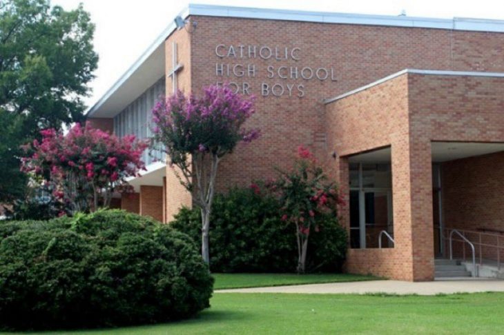 edificio en jardin escuela catolica 