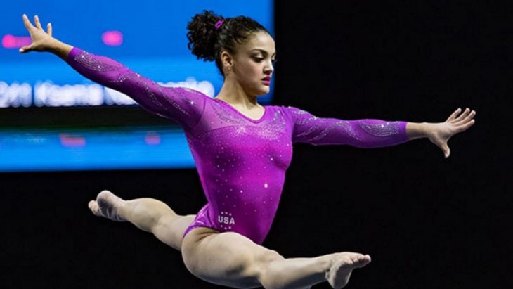 Gimnasta haciendo un split en el aire. 