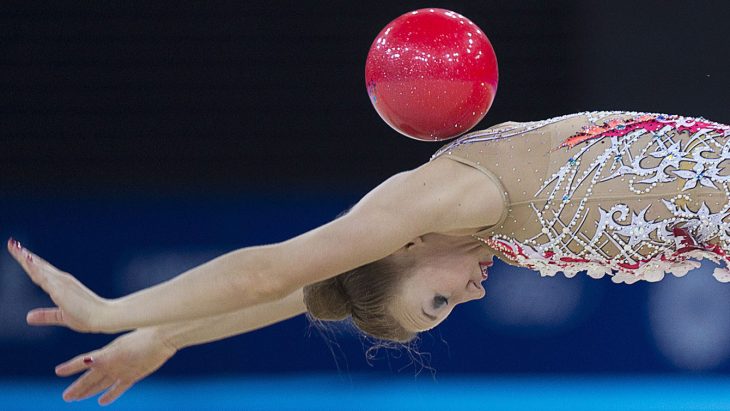 Gimnasta en una rutina con pelota. 