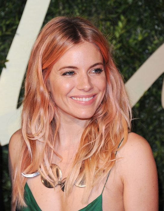 Sienna Miller con cabello rosa y dorado. 