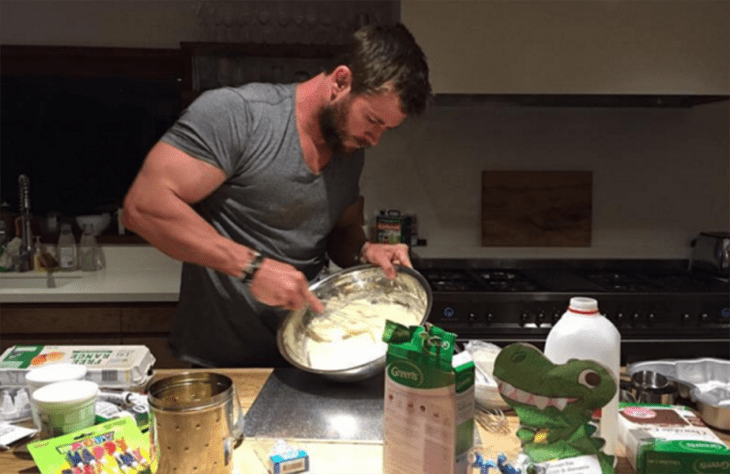 hombre con camisa gris cocinando masa para pastel 