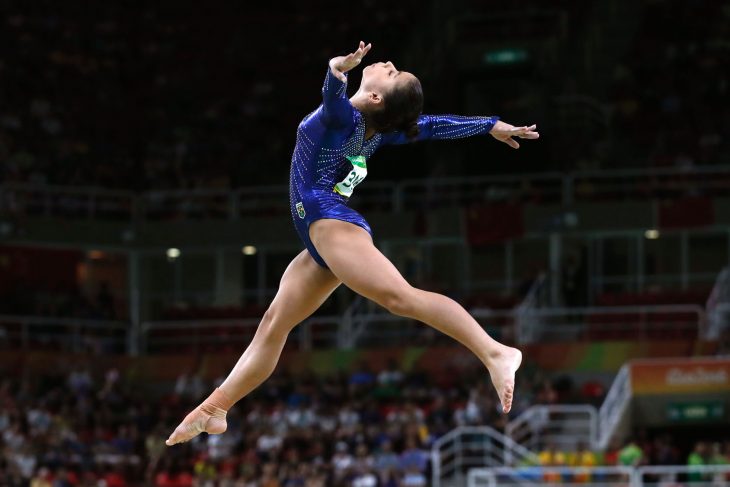 Gimnasta desarrollando una rutina. 