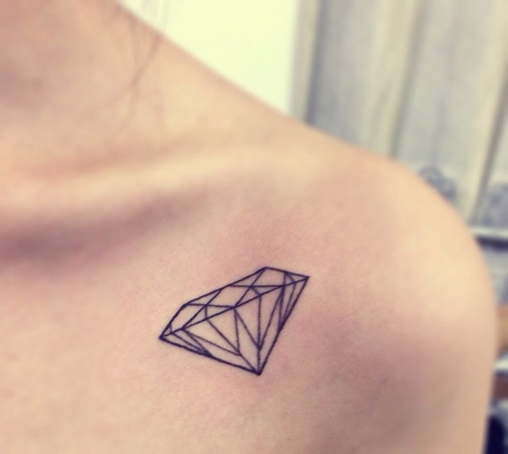 tatuaje de diamante en el hombro 