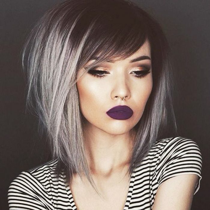 Melena en cabello gris con labios oscuros. 