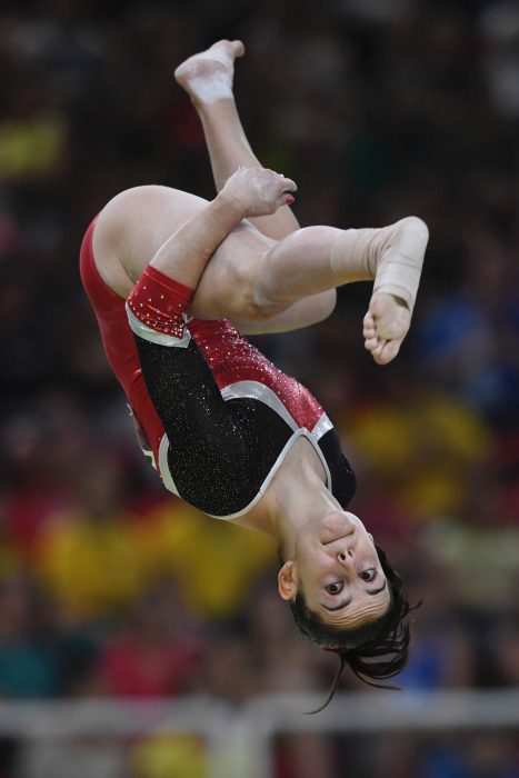 Gimnasta haciendo una pirueta. 