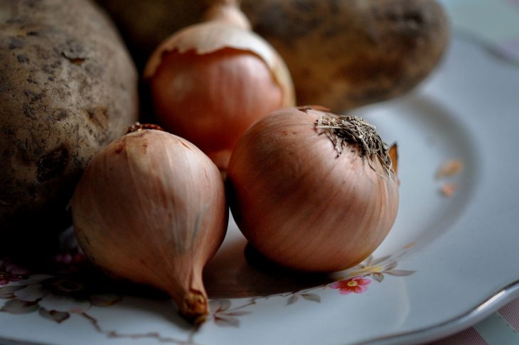 Cebollas y papas.