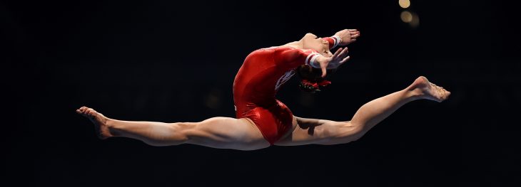 Gimnasta en un salto. 