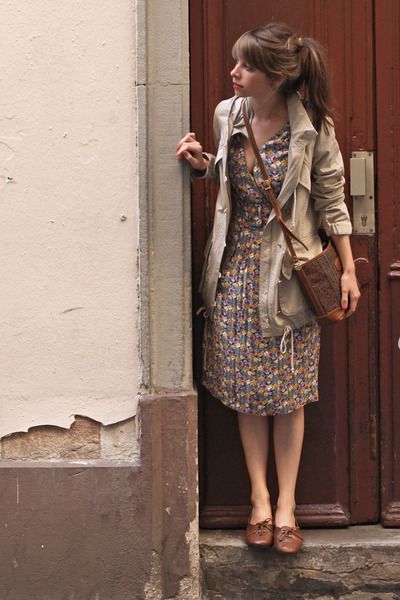 Mujer pequeña con bolsa. 