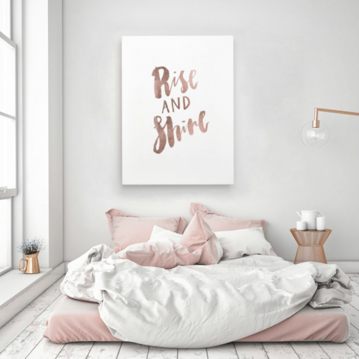 cama en el suelo rosa con decoración en la pared en rose gold