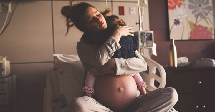 Fotógrafa hace viral el momento en que una mujer embarazada se despide de su hija antes de dar a luz por segunda vez