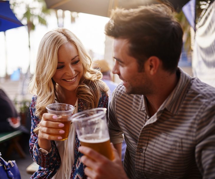 Pareja bebiendo cerveza. 