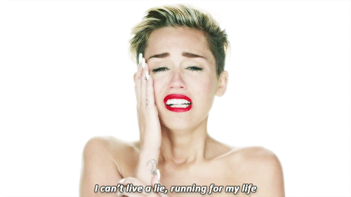Miley Cyrus llorando. 