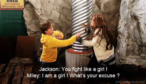 Miley y Jackson peleando. 