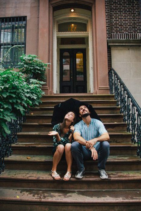 Pareja bajo la lluvia. 