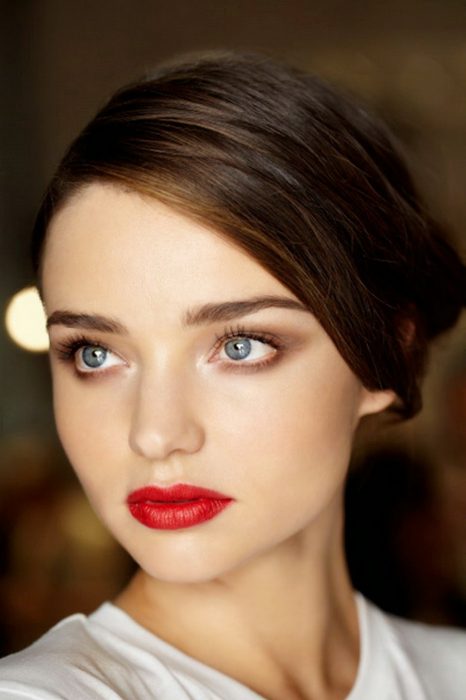 Actriz con labios rojos. 