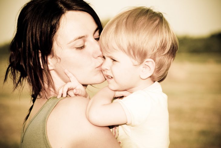 Mamá besando a su hijo. 