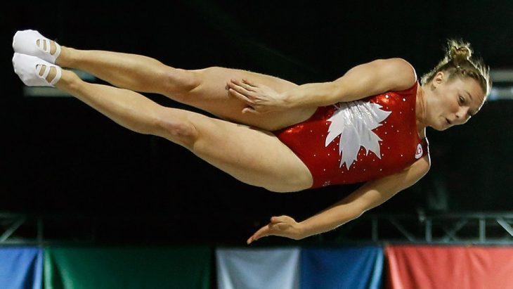 Gimnasta canadiense en un salto. 