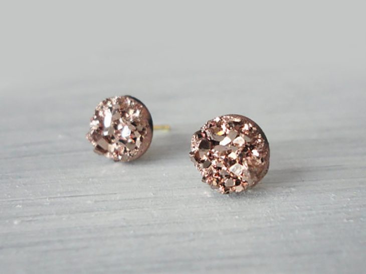 aretes de piedra mineral color rosa gold 