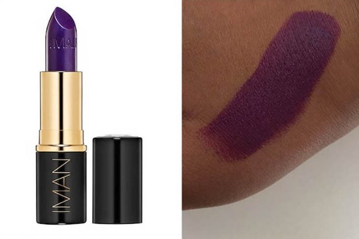 lipstick color morado con prueba en piel morena 
