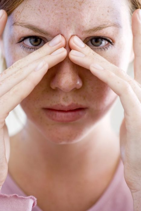 Mujer con los ojos hinchados. 