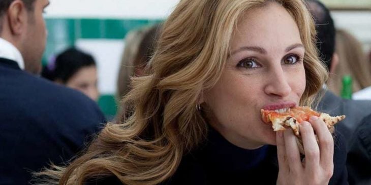 Fotografía de actriz comiendo pizza. 