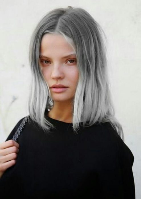 Modelo con cabello gris en dos tonos. 