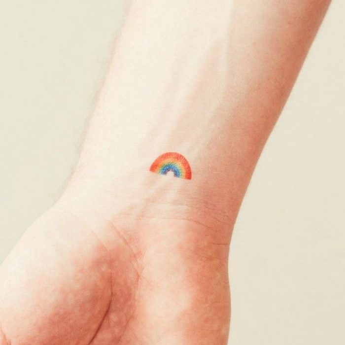 tatuaje de arcoiris en la muñeca 