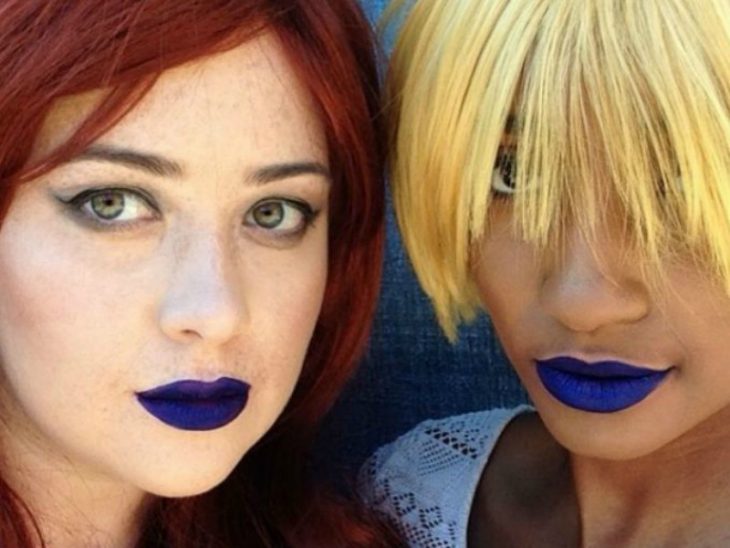 Dos mujeres de piel blanca y morena con labial azul marino 