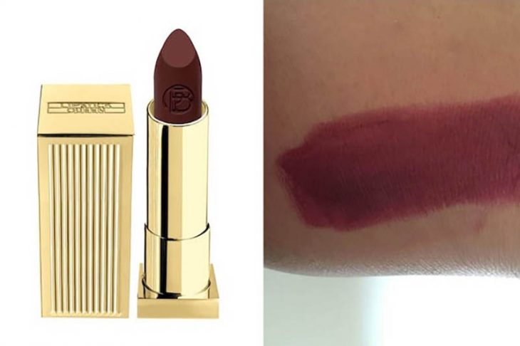 lipstick color vino y prueba sobre piel morena 