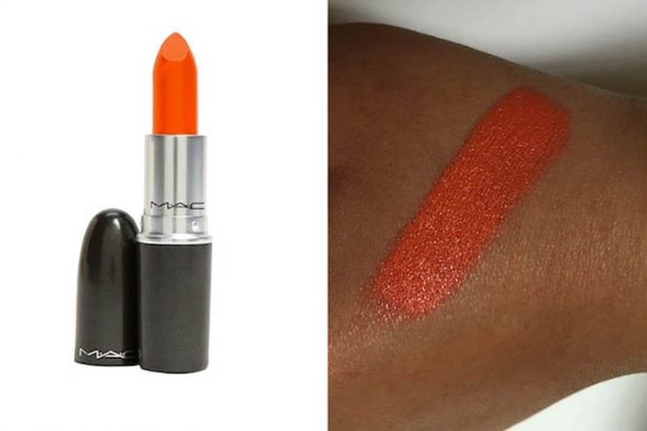 lipstick color naranja con prueba sobre piel morena