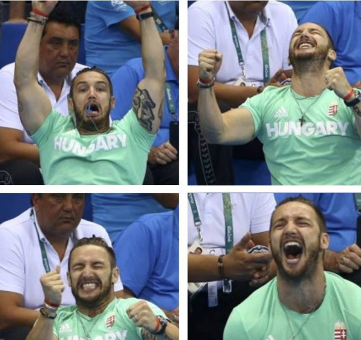 hombre de camisa verde y tatuaje levantando la manos y emocionado 