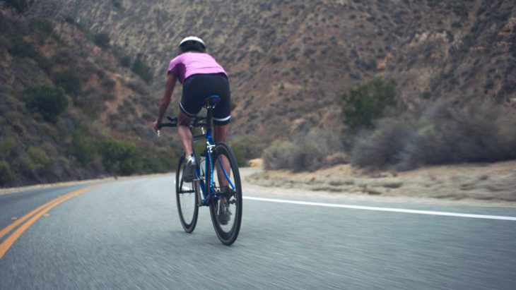 Madonna Buder en bicicleta. 