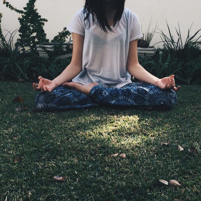 mujer en pocisión de loto meditando 