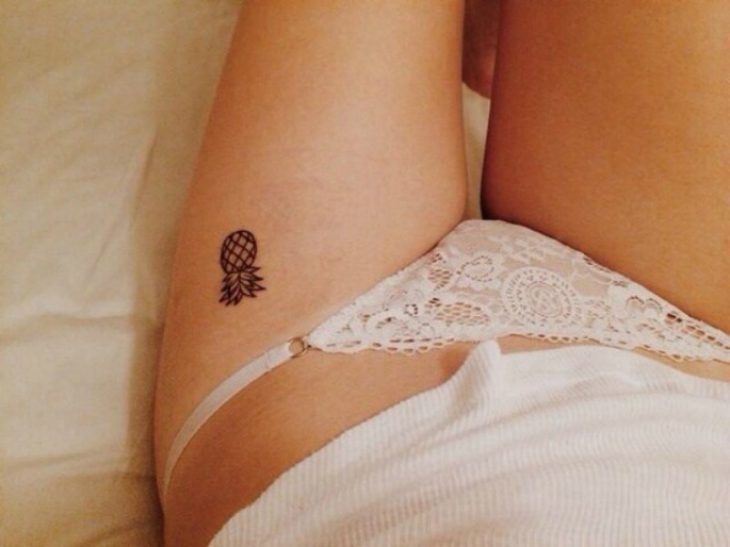 tatuaje de piña en la pierna 