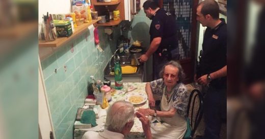 Policía cocina pasta para animar a esta solitaria pareja de ancianos que lloraban con tristeza