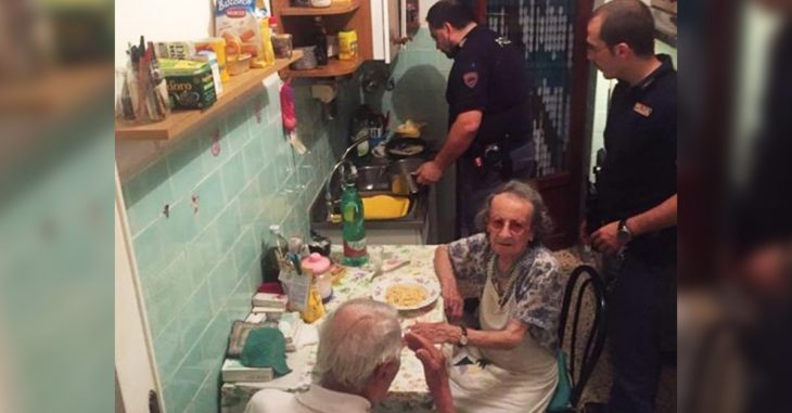 Policía cocina pasta para animar a esta solitaria pareja de ancianos que lloraban con tristeza
