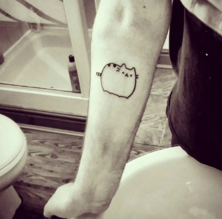 tatuaje de gato pusheen en el brazo 