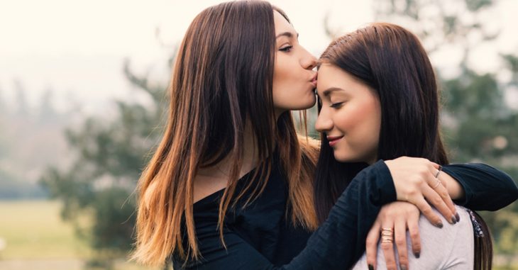 Retrato De Una Hermana Mayor Que Abraza A Su Hermana Pequeña Fotos