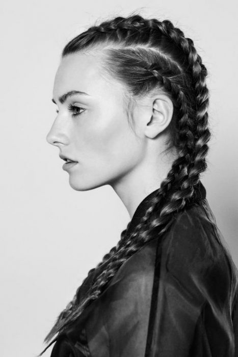 Modelo con unas boxer braids divididas en cuatro partes. 