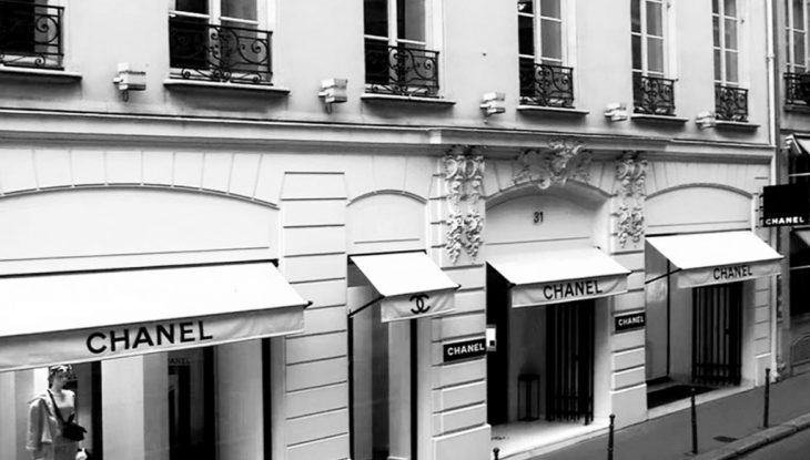 tienda blanca con logo y nombre de chanel 