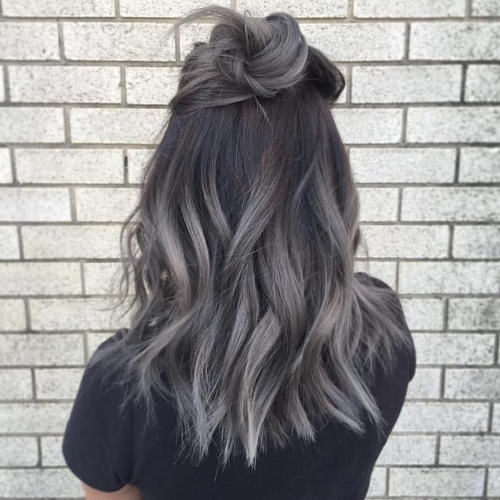 Chica de espaldas con cabello gris. 